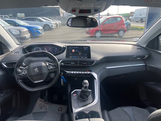 Peugeot 5008 noir - vue tableau de bord