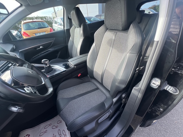 Peugeot 5008 noir - vue siège conducteur