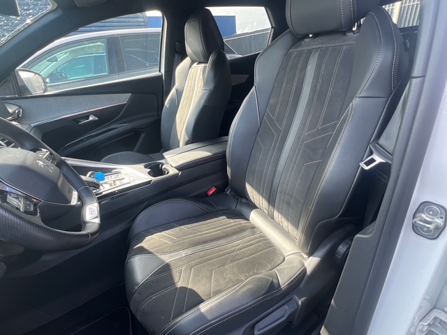 Peugeot 3008 blanc - vue siège conducteur