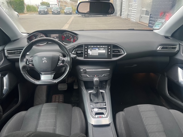 Peugeot 308 SW grise - vue tableau de bord