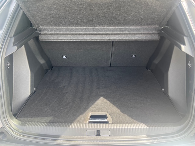 Peugeot 2008 gris - vue coffre