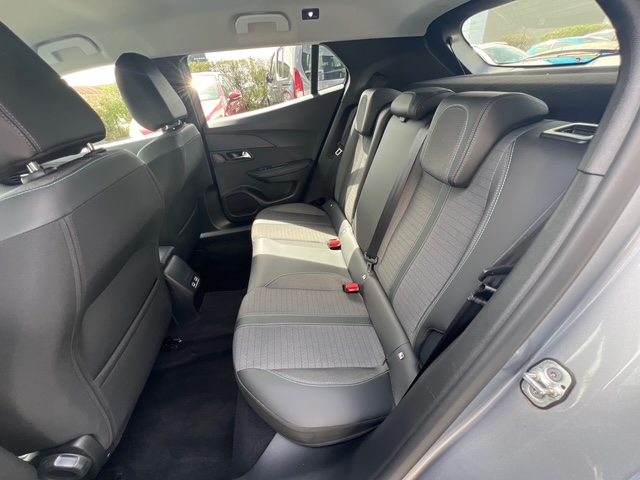 Peugeot 2008 gris - vue banquette arrière