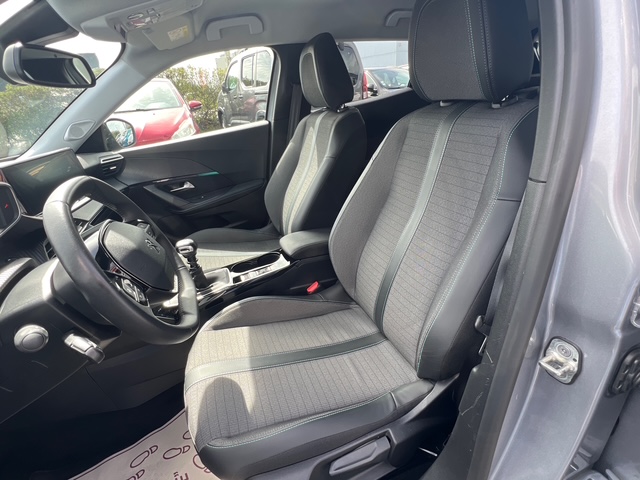 Peugeot 2008 gris - vue siège conducteur
