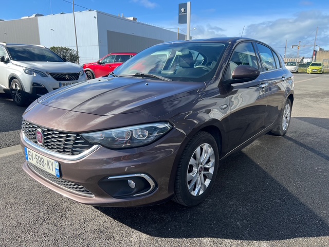 Fiat Tipo marron - vue 3/4 avant