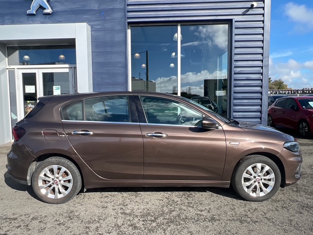 Fiat Tipo marron - vue côté droit