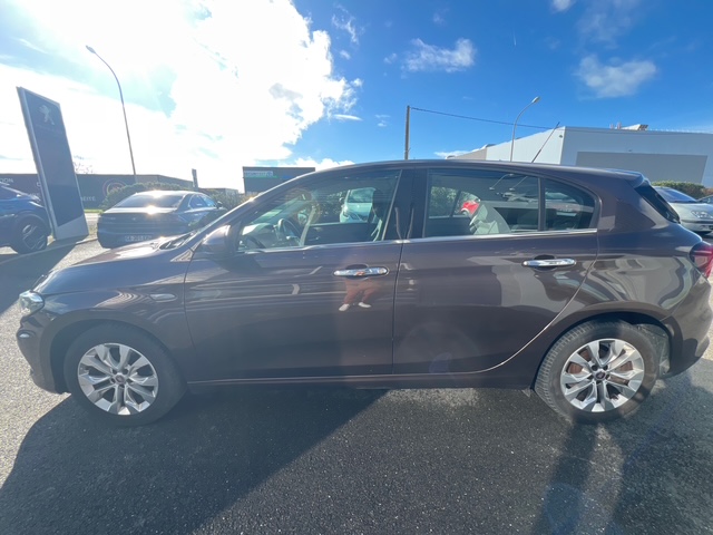 Fiat Tipo marron - vue côté gauche