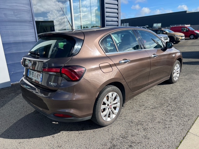 Fiat Tipo marron - vue 3/4 arrière