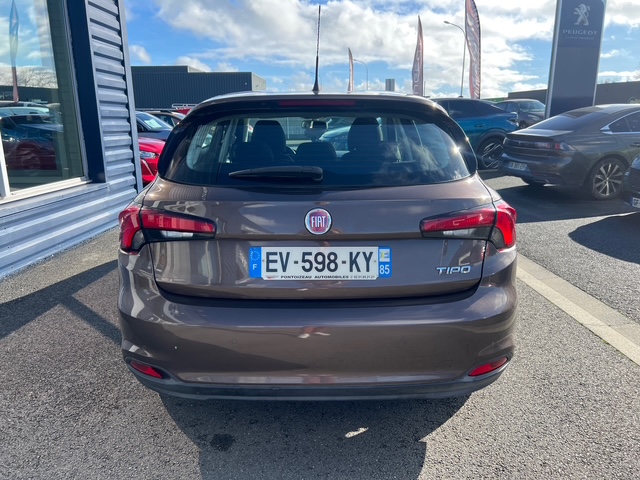 Fiat Tipo marron - vue arrière