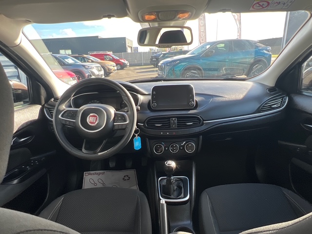 Fiat Tipo marron - vue tableau de bord