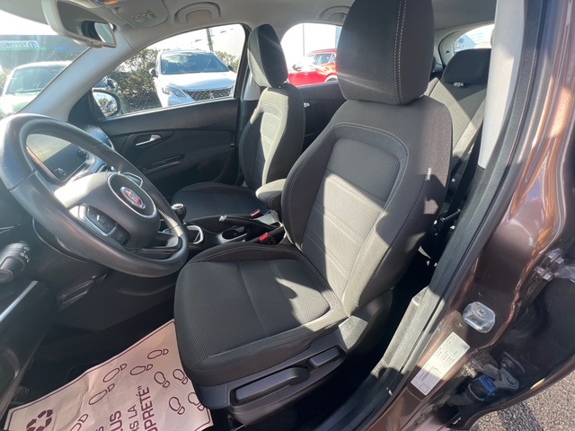 Fiat Tipo marron - vue siège conducteur