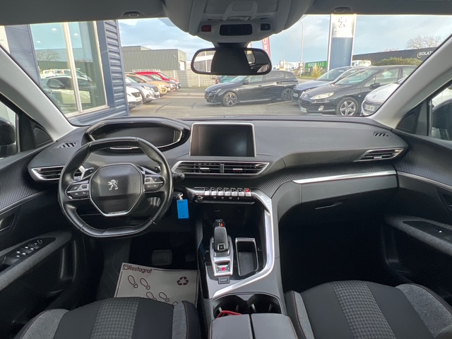 Peugeot 3008 noir - vue tableau de bord
