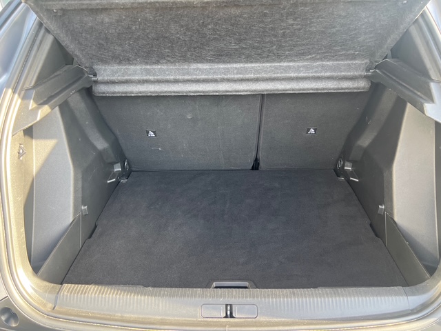Peugeot 2008 gris - vue coffre