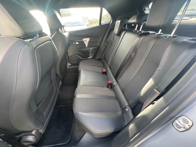 Peugeot 2008 gris - vue banquette arrière