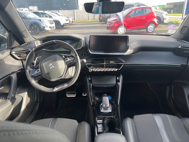 Peugeot 2008 gris - vue tableau de bord