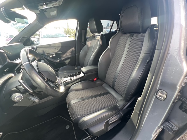 Peugeot 2008 gris - vue siège conducteur