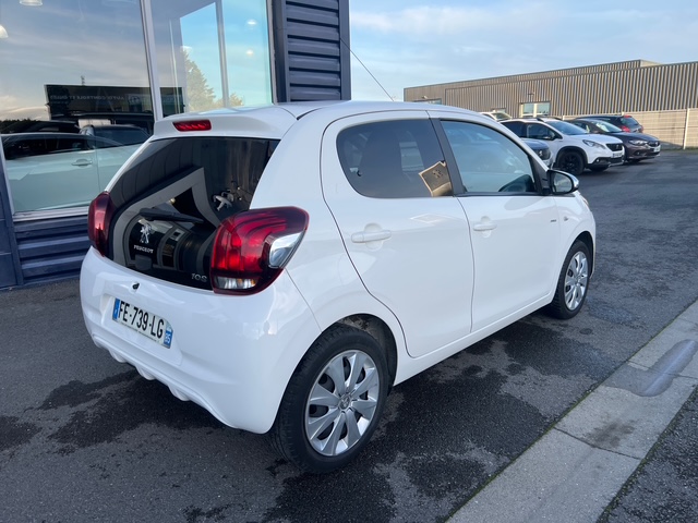 Peugeot 108 blanche - vue 3/4 arrière