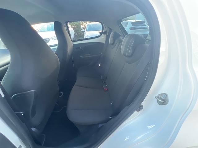 Peugeot 108 blanche - vue banquette arrière