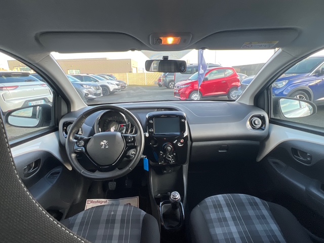 Peugeot 108 blanche - vue tableau de bord