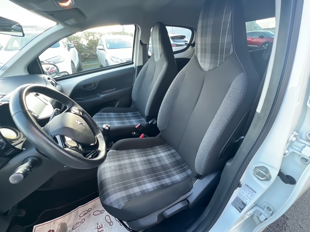 Peugeot 108 blanche - vue siège conducteur