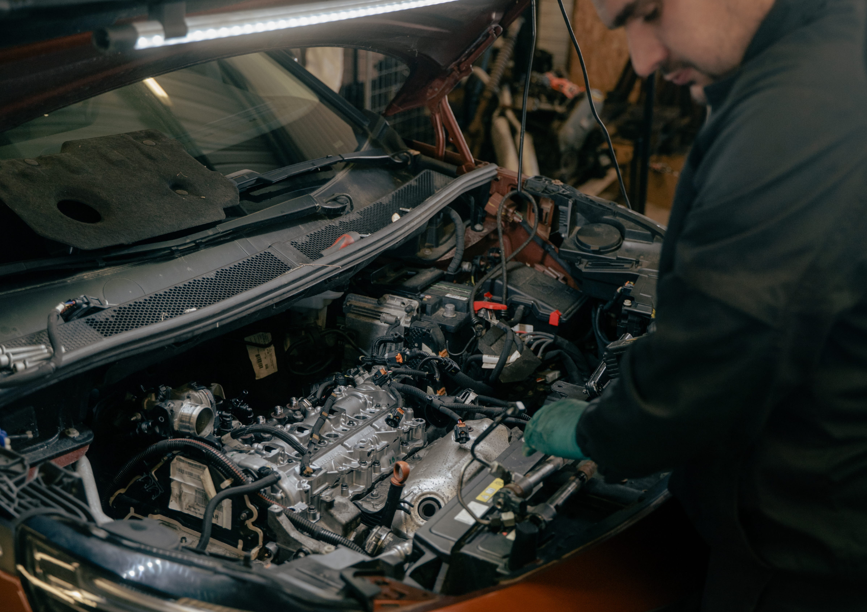homme du garage CDLA qui regarde le moteur d'un véhicule