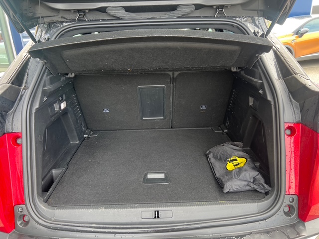 PEUGEOT 3008 ROUGE - VUE COFFRE + CROCHET D ATTELAGE