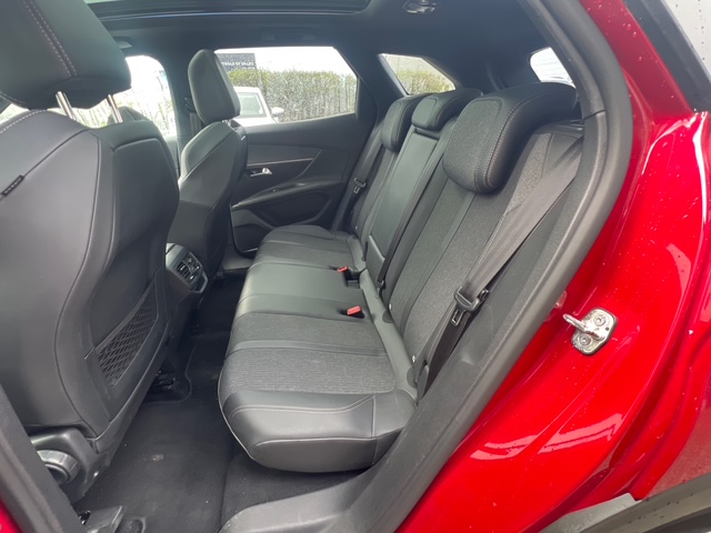 PEUGEOT 3008 ROUGE - VUE BANQUETTE ARRIERE